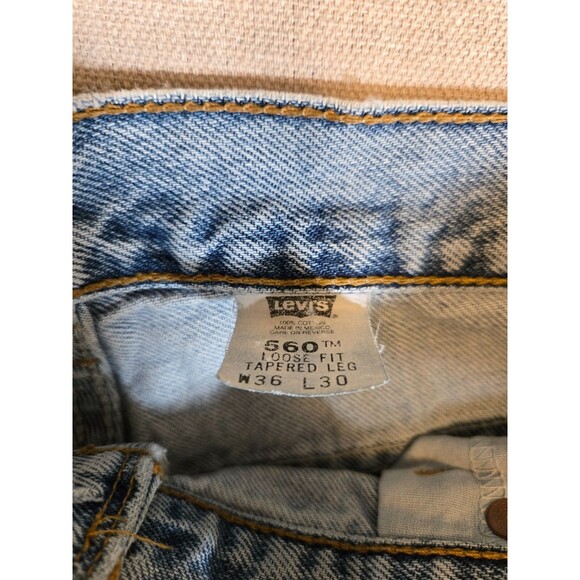 Vtg Levi’s 560 Mens 36x30 Loose Fit Tapered Leg Light Blue Wash - Picture 3 of 16